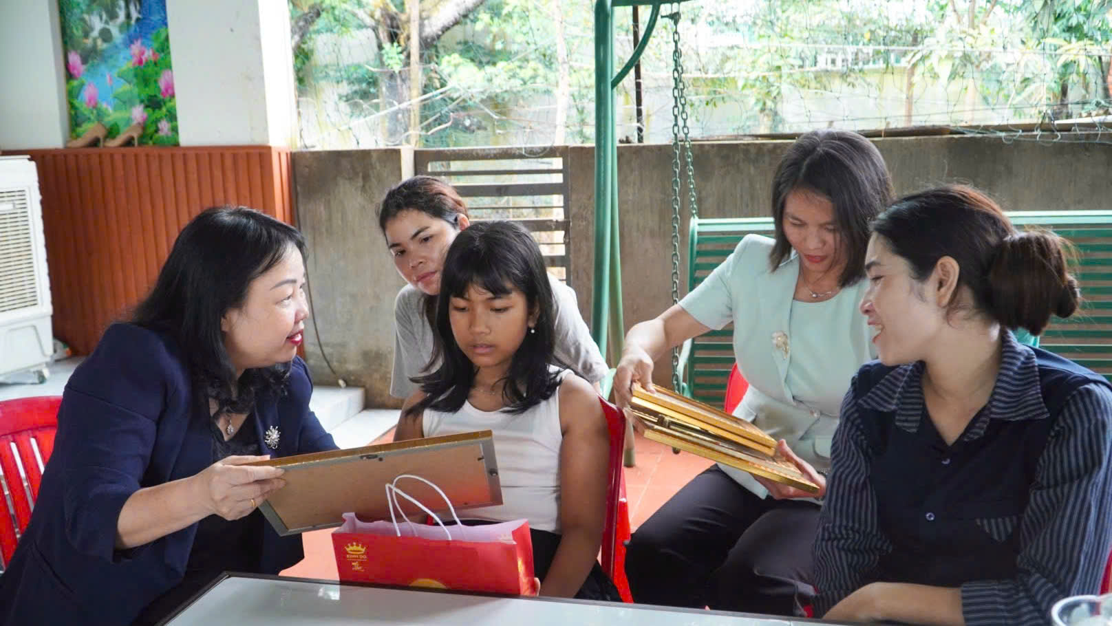 Thường trực HĐND tỉnh Đắk Lắk thăm,  tặng quà con thương binh, liệt sĩ dịp Tết Trung thu